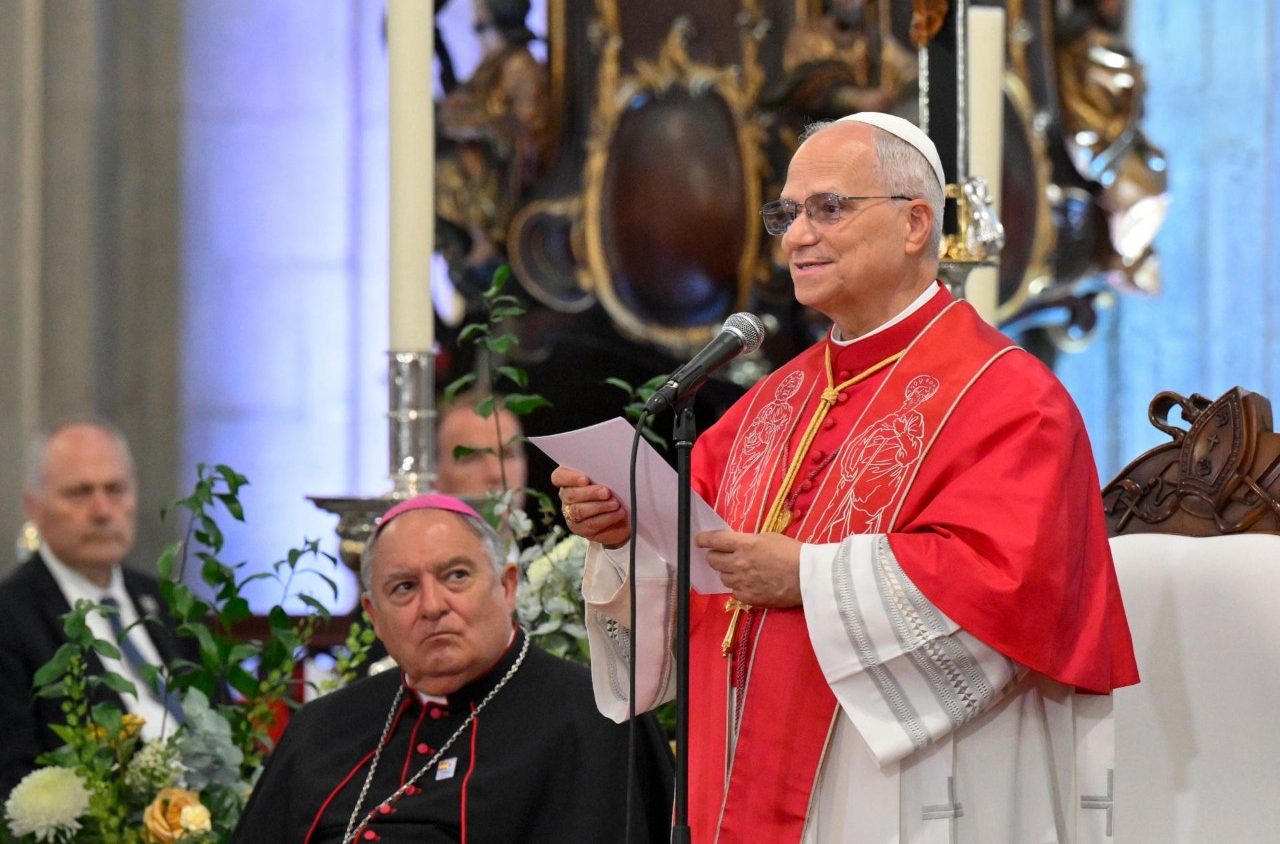 Pope in Canary Islands: Remain united through the Cross and the Eucharist