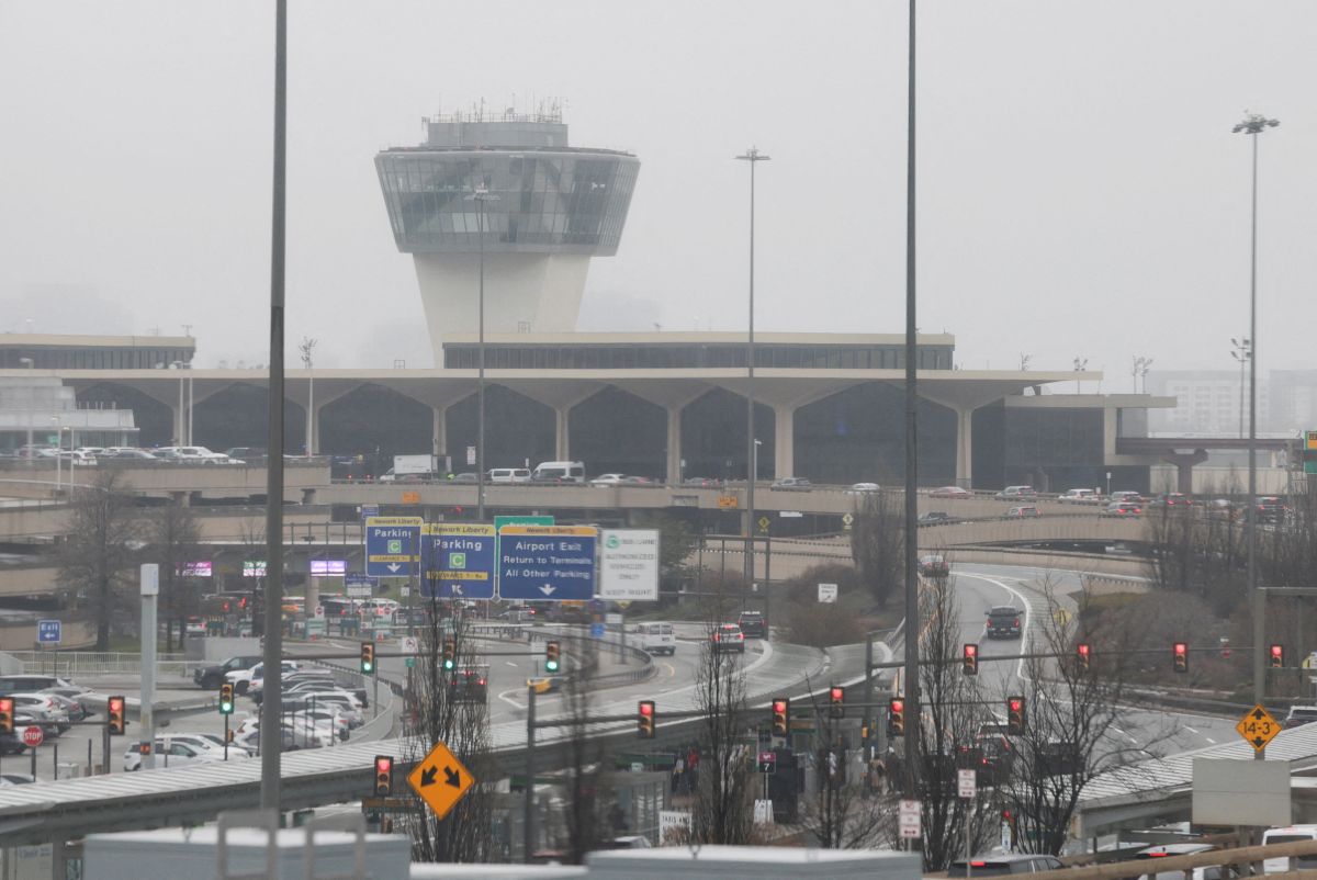 US draws up plans to halt immigration, customs processing at 'sanctuary city' airports