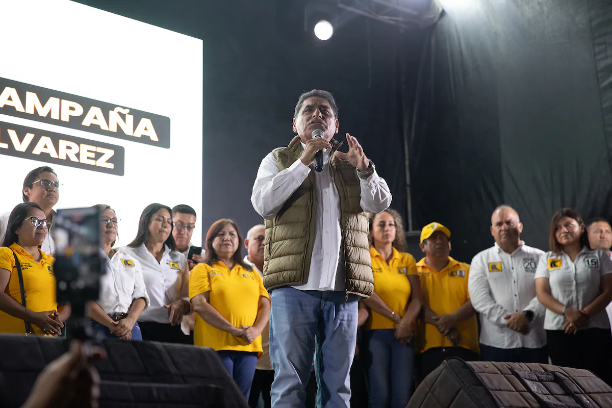 Los candidatos a la presidencia de Perú cierran la campaña entre caballos, orquestas y números cómicos