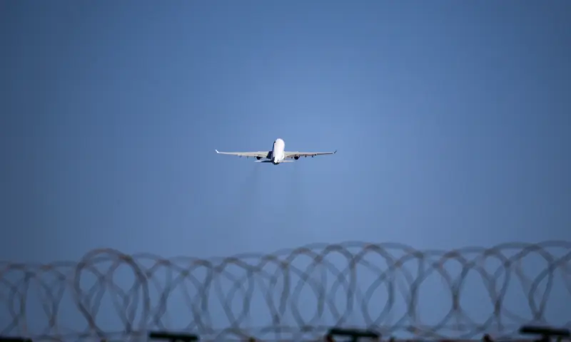 As Iran war spreads, airline pilots contend with drones, missiles — and stress