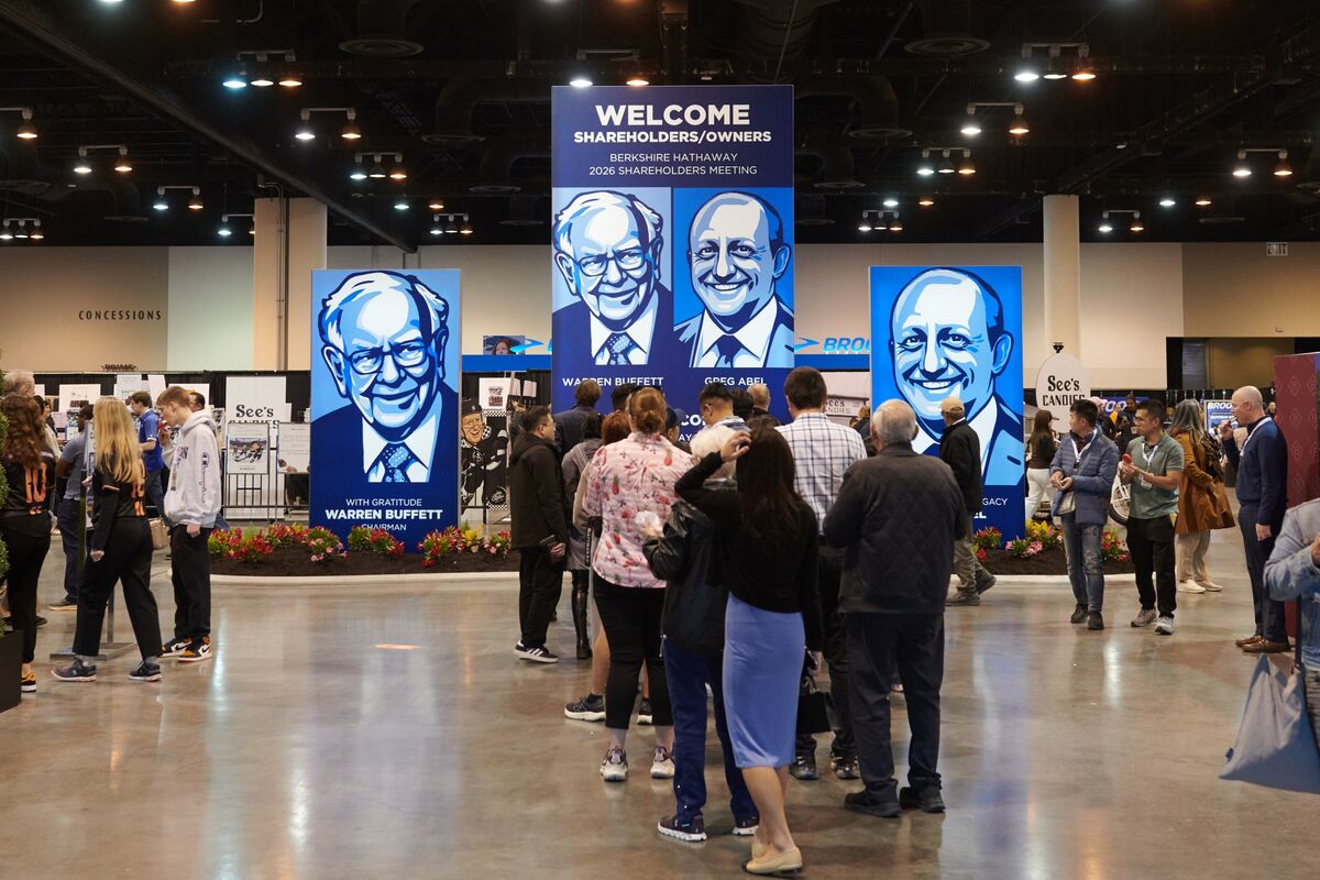 Berkshire Investors Praise CEO at Post-Buffett Meeting