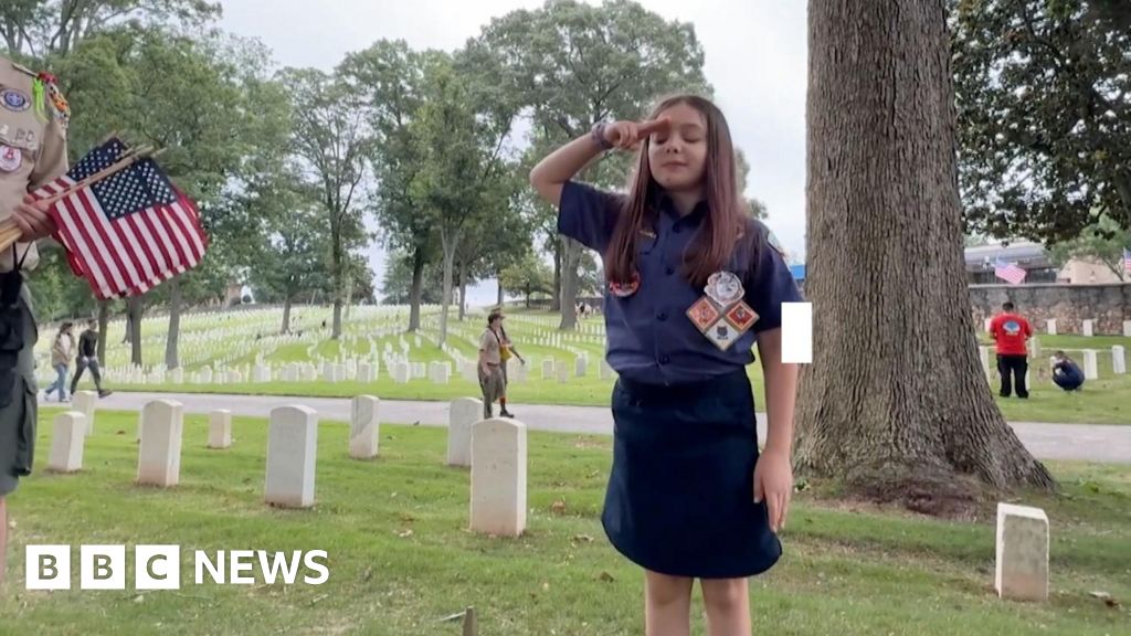US marks Memorial Day with wreaths, bagpipes and salutes