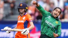 Netherlands lose seven for 13 as Pakistan end with a win