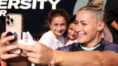 Red Roses struggle to meet fans' selfie demands - Hunt