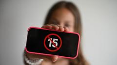 France passes law banning under-15s from social media