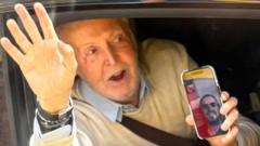 Beatles tour fans spot Sir Paul at traffic lights