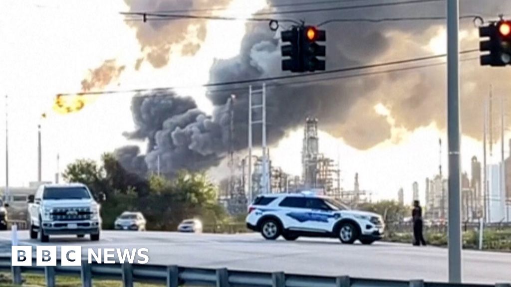 Explosion at Texas oil refinery creates huge smoke plume