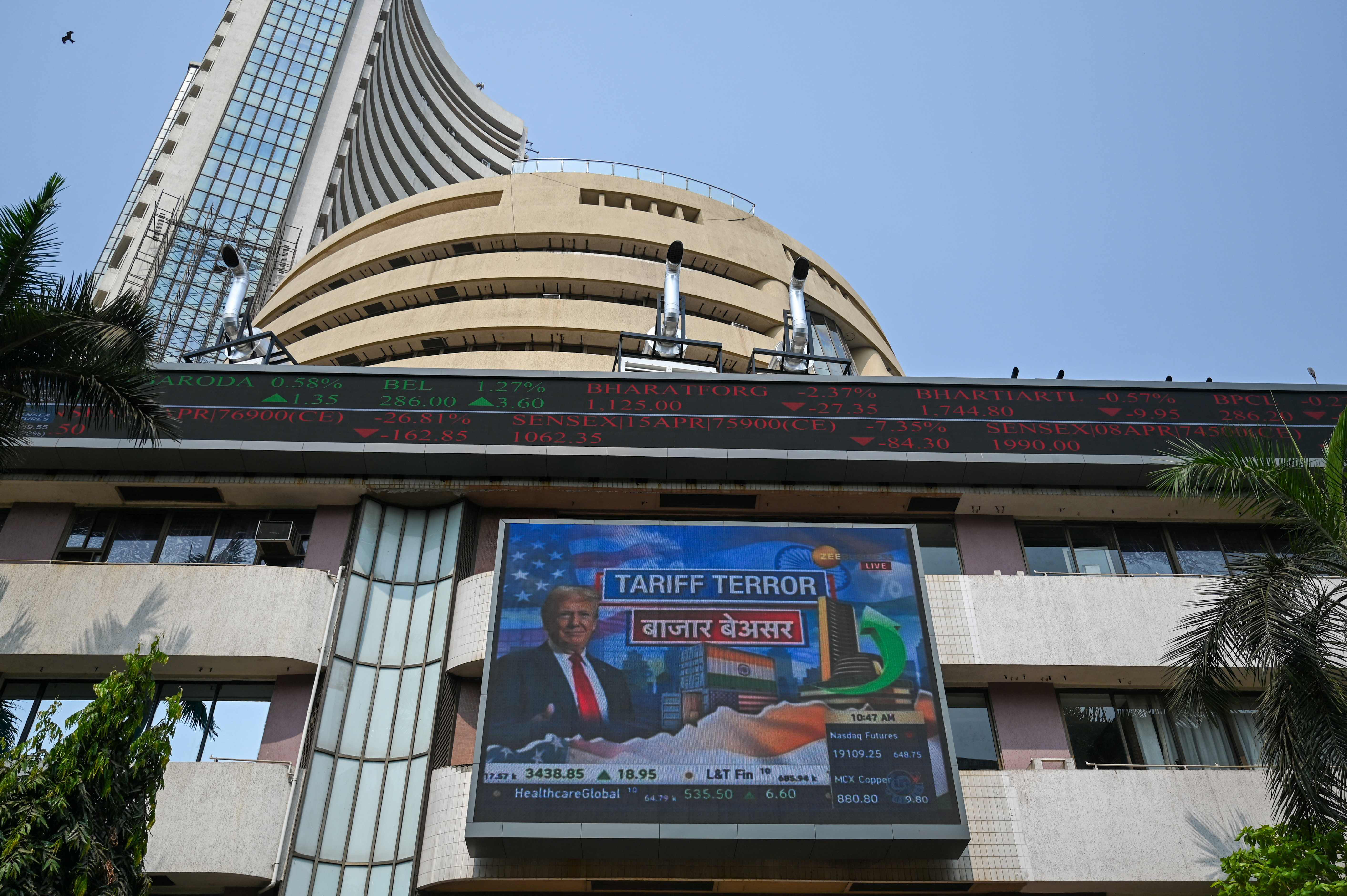 Indian shares fall on renewed US tariff uncertainty; AI fears drag IT lower - Reuters