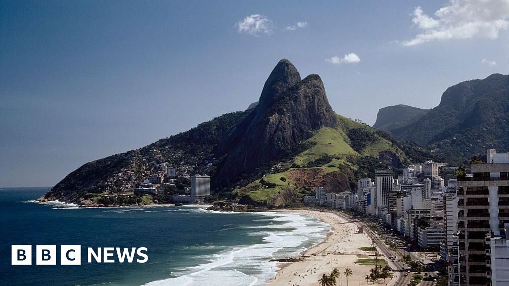 Police gunfight with favela gang traps 200 tourists on hilltop