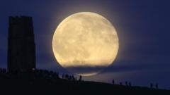 Where is best to see the Strawberry Moon tonight?